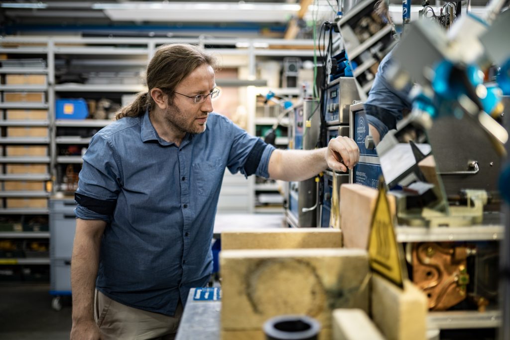 Een ontwikkelaar kijkt naar een omvormer in het laboratorium