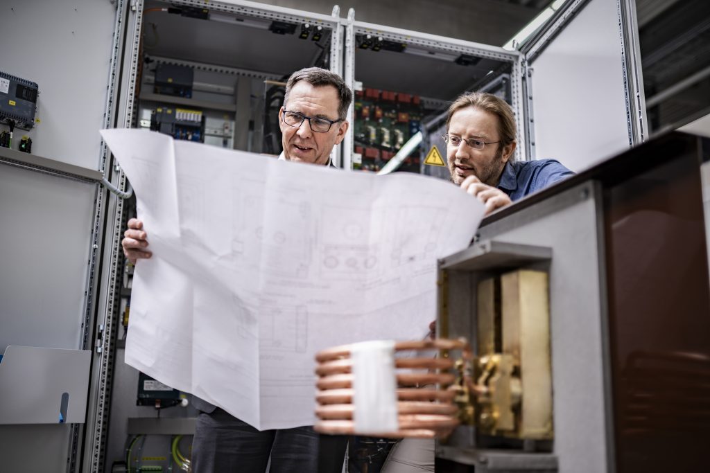 Twee ontwikkelaars buigen zich over een schema