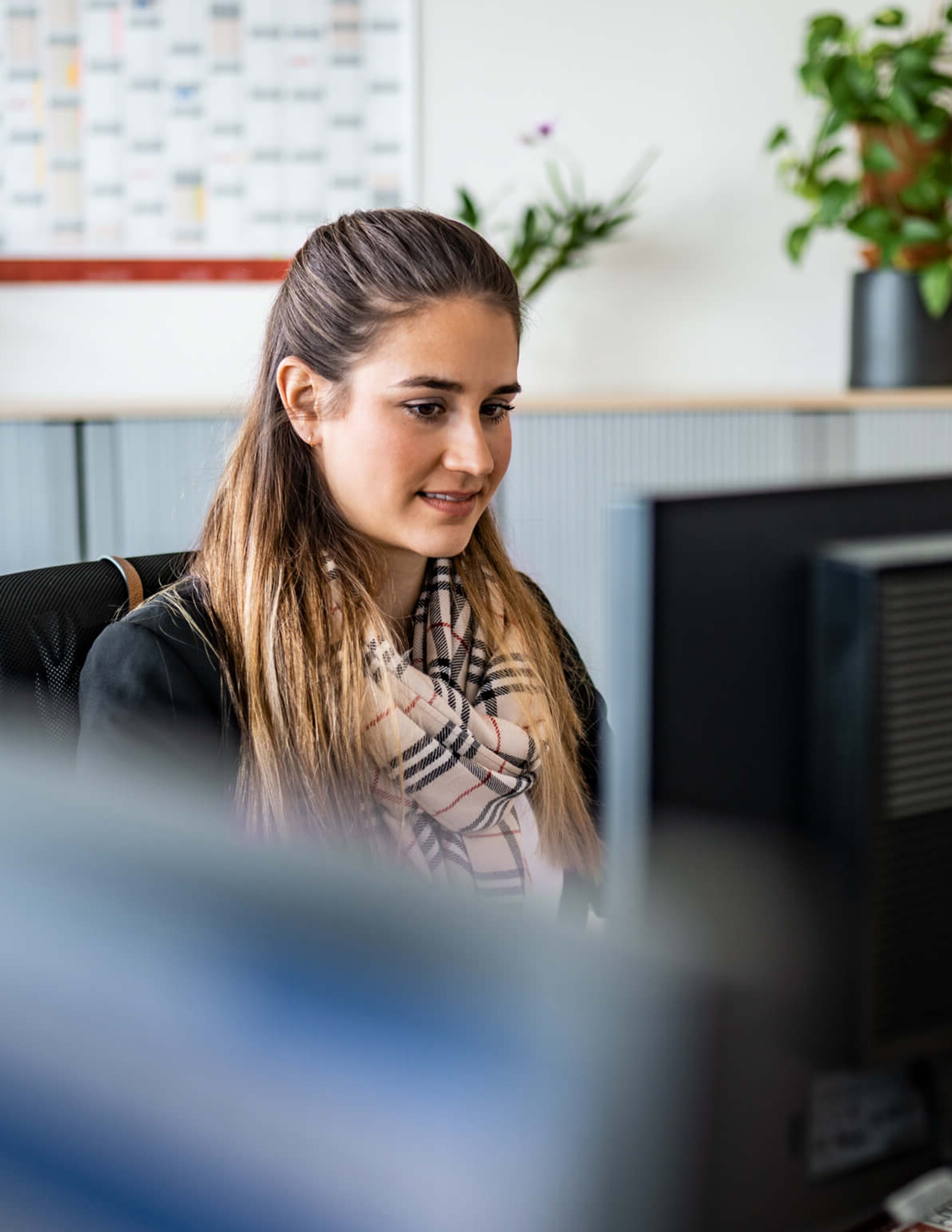 Giovane donna al computer